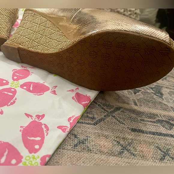 Lilly Pulitzer metallic gold leather wedges - Picture 3 of 3